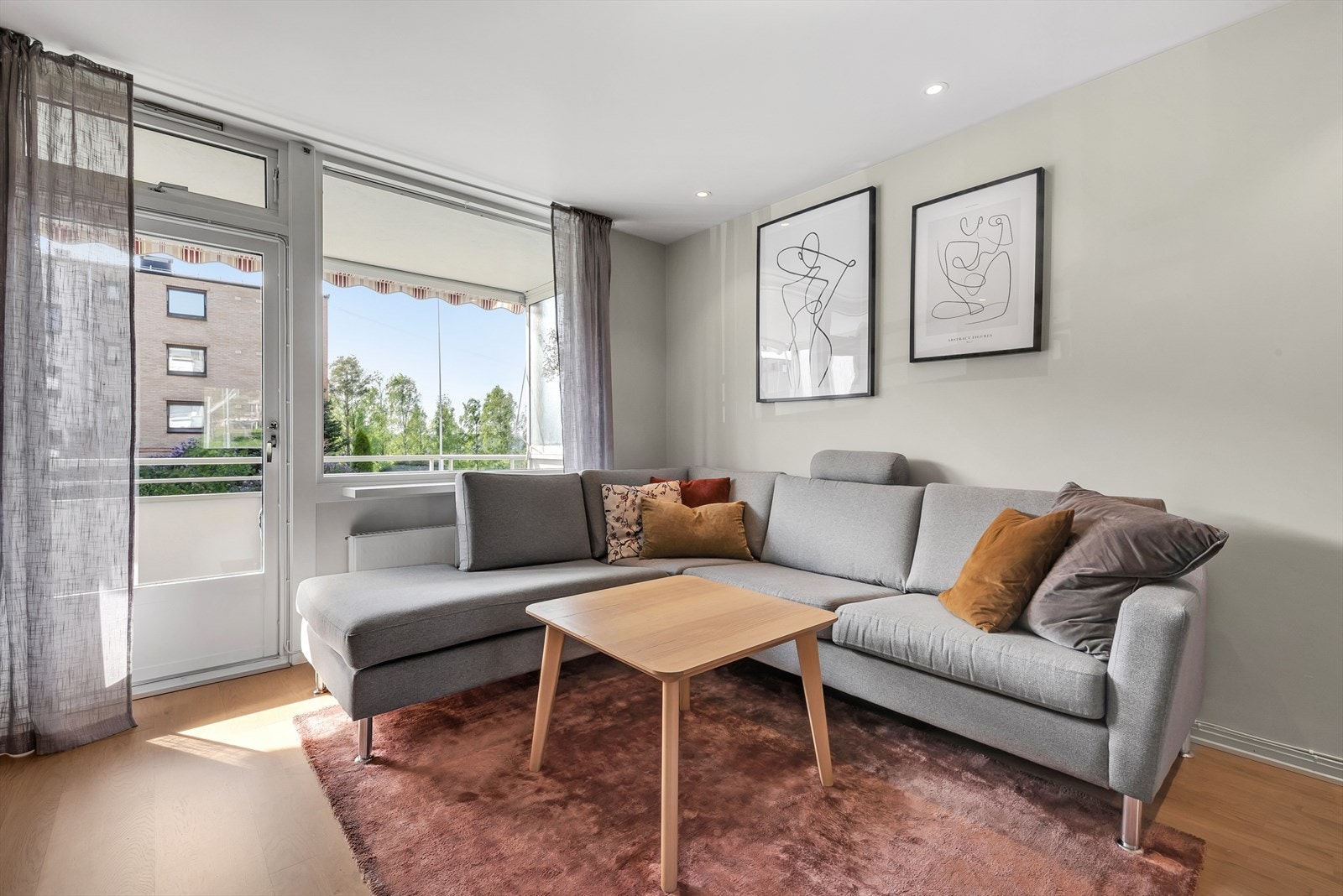 Fra stuen er det utgang til en meget hyggelig solrik vestvendt balkong på 7 kvm med ettermiddags- og kveldssol. Galleribilde