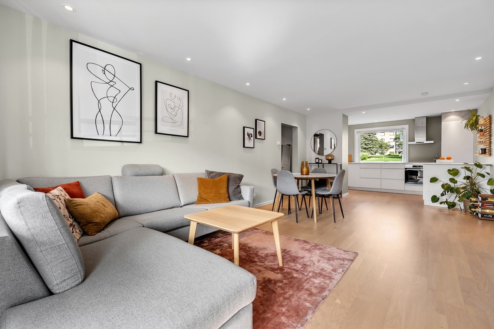 Romslig og luftig stue med parkett på gulv, malte slette vegger og downlights i tak. Det er god plass til spisestue mellom kjøkkenet og stuen. Galleribilde