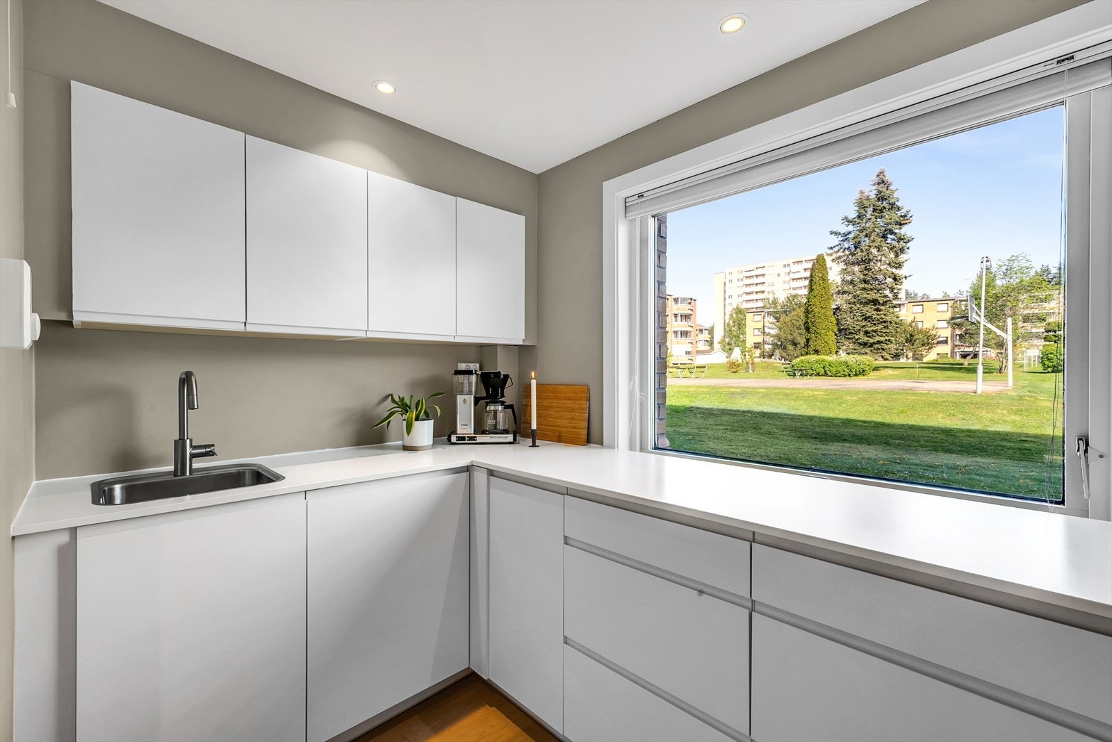 Kjøkkenet er godt utstyrt med godt med skap- og benkeplass samt en liten kjøkkenøy som romdeler mot stuen. Fra kjøkkenvindu er det utsyn mot fine grøntområder i øst med morgensol. Galleribilde