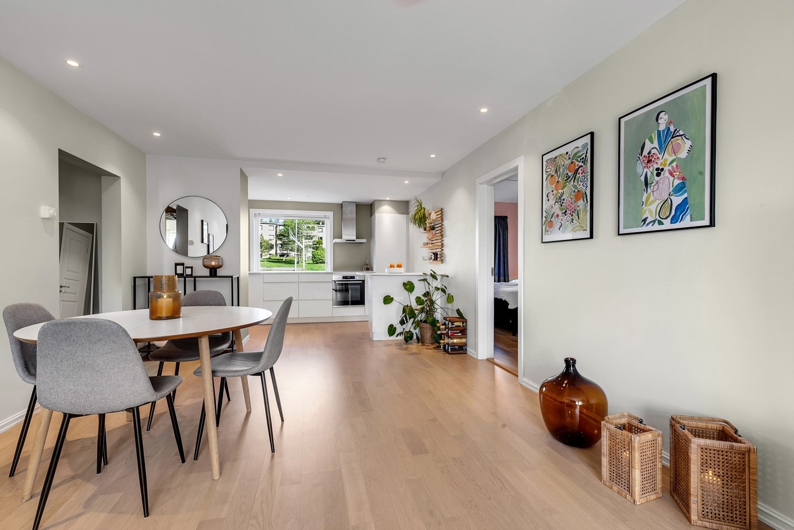 Romslig og luftig stue med parkett på gulv, malte slette vegger og downlights i tak. Det er god plass til spisestue mellom kjøkkenet og stuen. Galleribilde