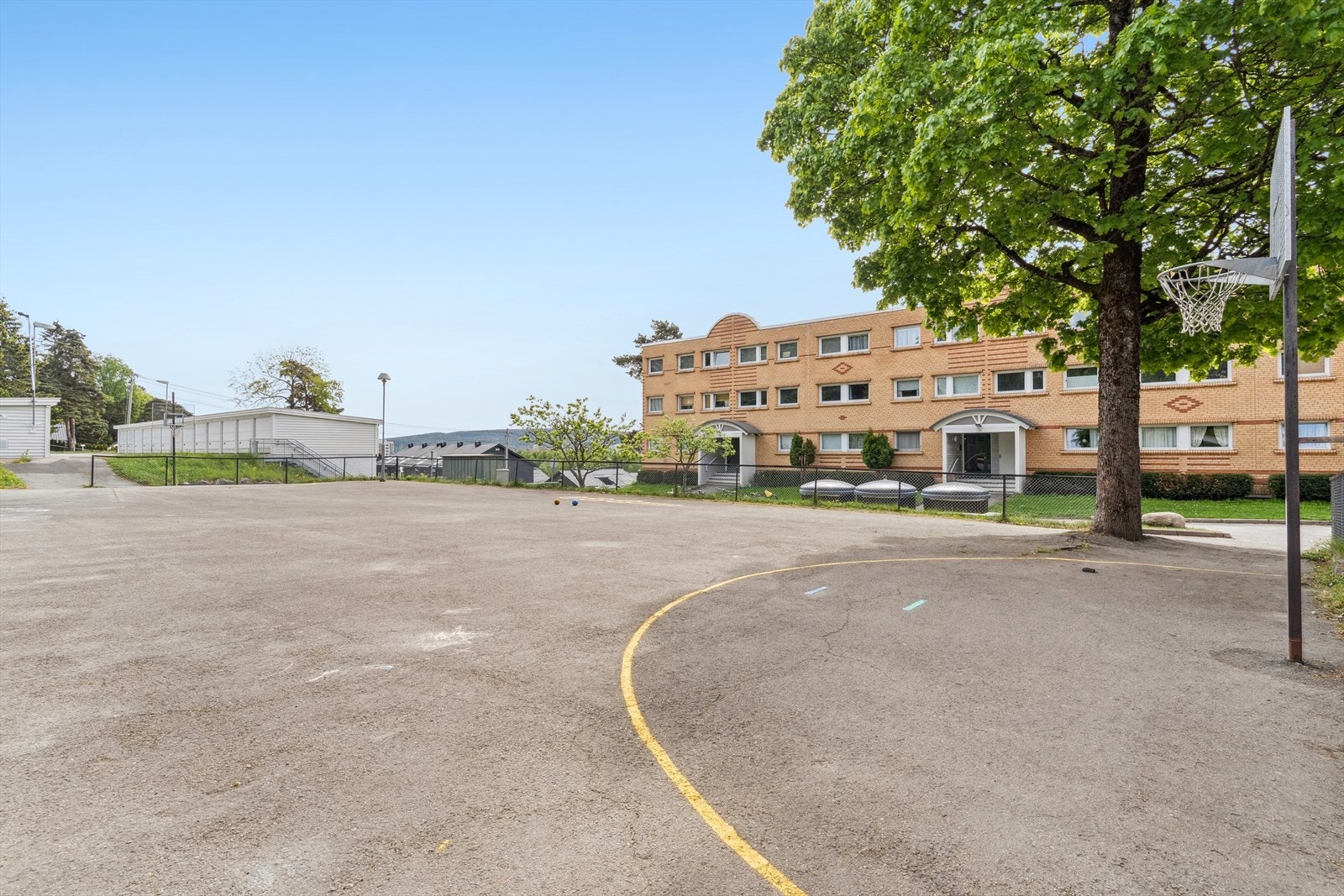 Uteområde med lek og morro for barn, og sittegrupper og gressplen for voksne Galleribilde