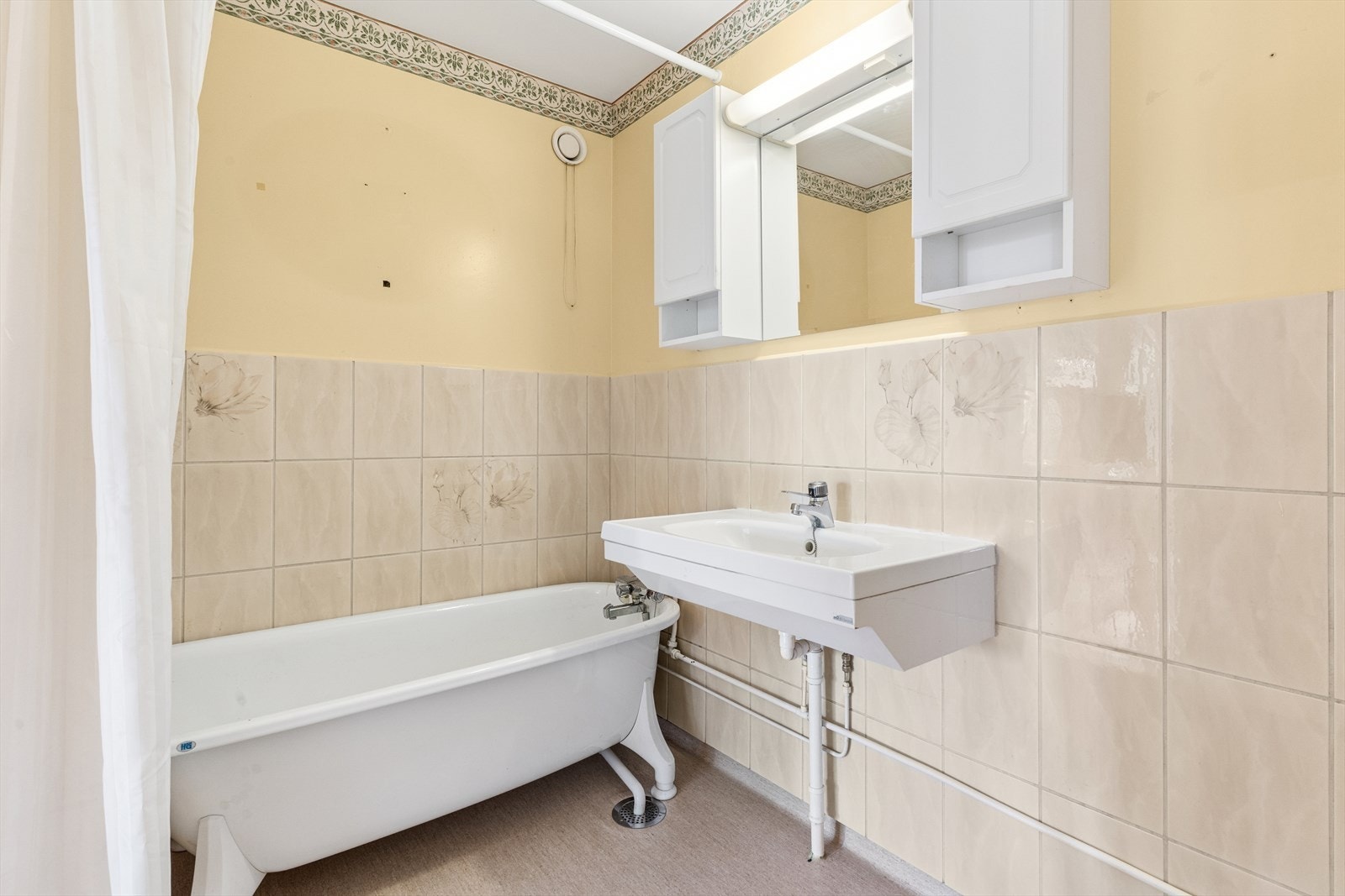 Baderom med behov for oppussing Galleribilde