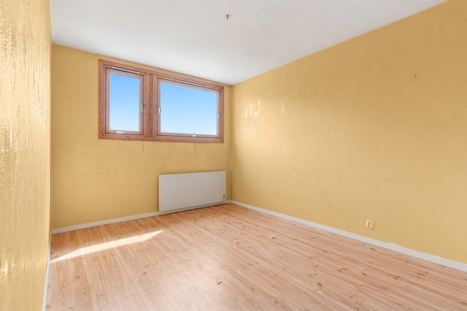 Soverom 1 er av god størrelse med plass til dobbeltseng, garderobeskap og annet ønsket soveromsmøblement Galleribilde