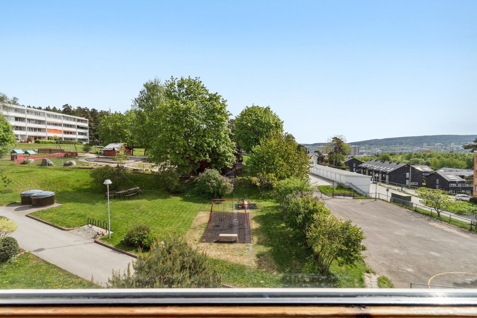 Alle soverommene vender inn mot stille bakgård Galleribilde