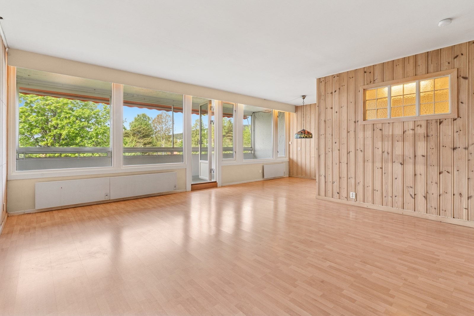 Dette er en romslig leilighet på 74 kvm som er proppfull av sjarm og god atmosfære. Her kan det tenkes at du kan skape ditt nye drømmehjem! Galleribilde