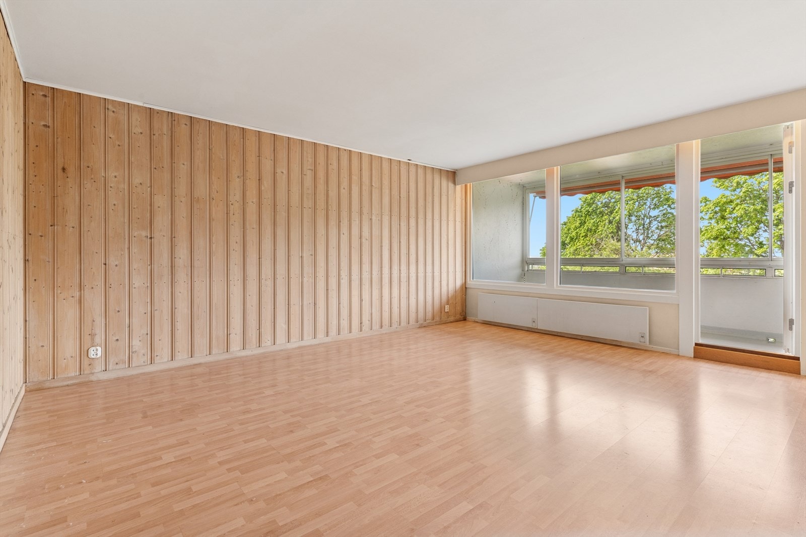 Leiligheten har lysinnslipp fra to sider som sørger for rikelig med naturlig sollys. Det er essensielt for å skape en god romfølelse. Galleribilde