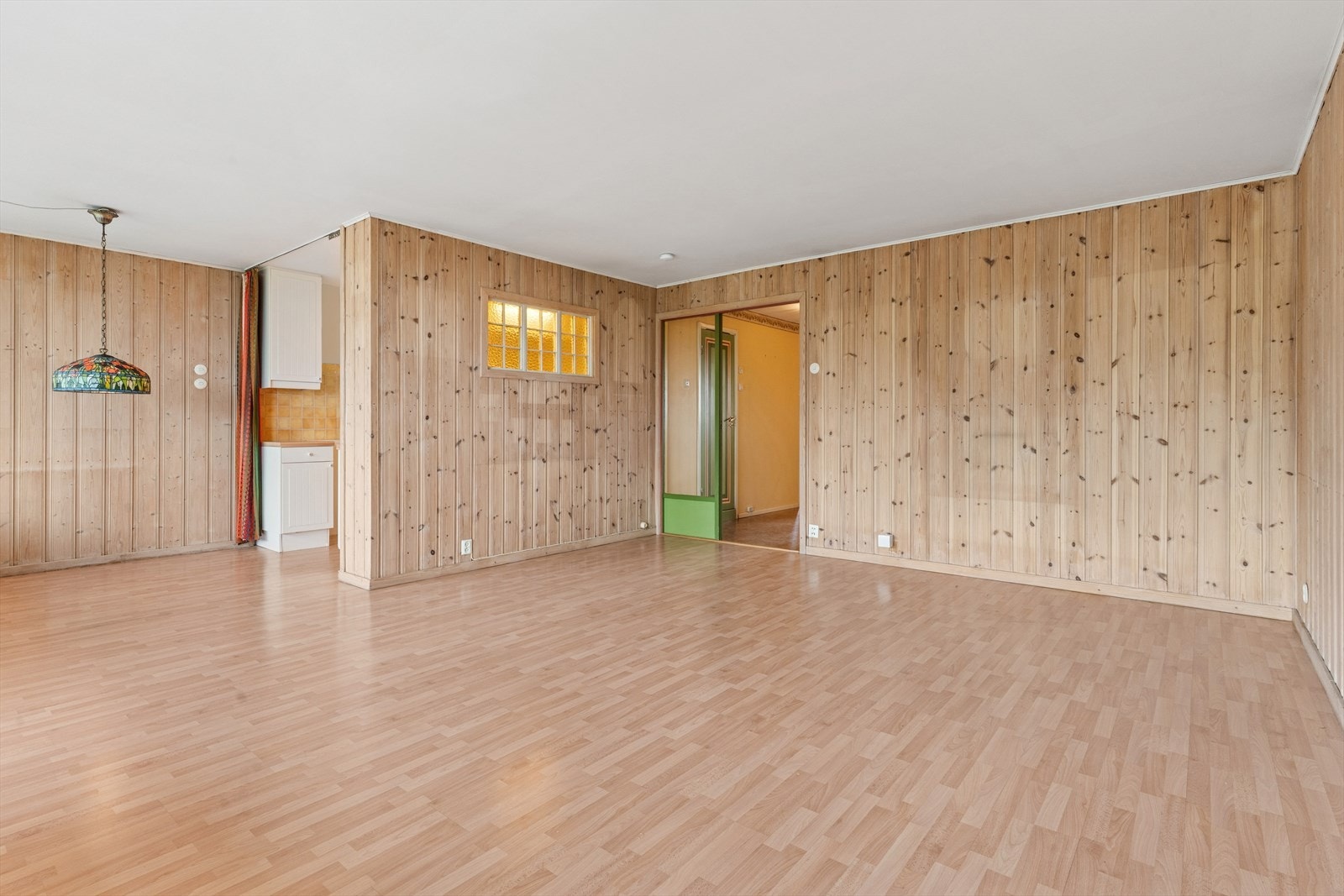 Her har du en god løsning med stue og spisestue som inviterer til sosialt samvær. Galleribilde