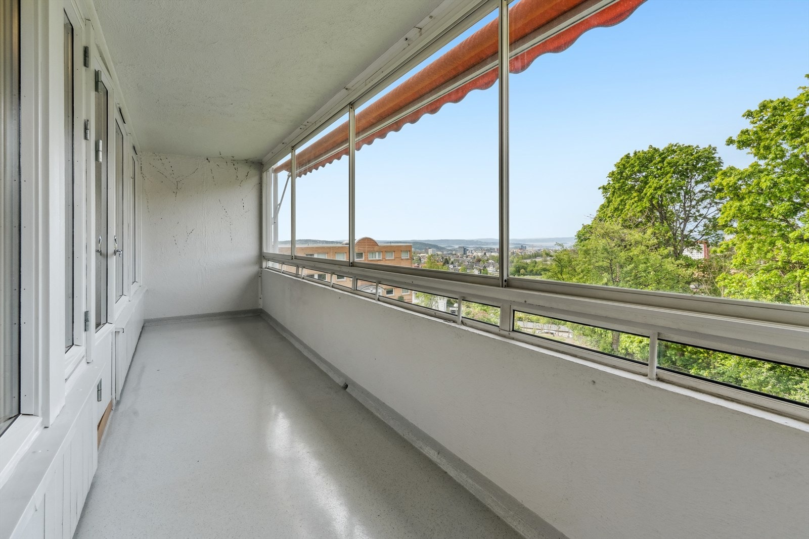 Balkongen vender mot vest og ut mot stille grøntområder Galleribilde