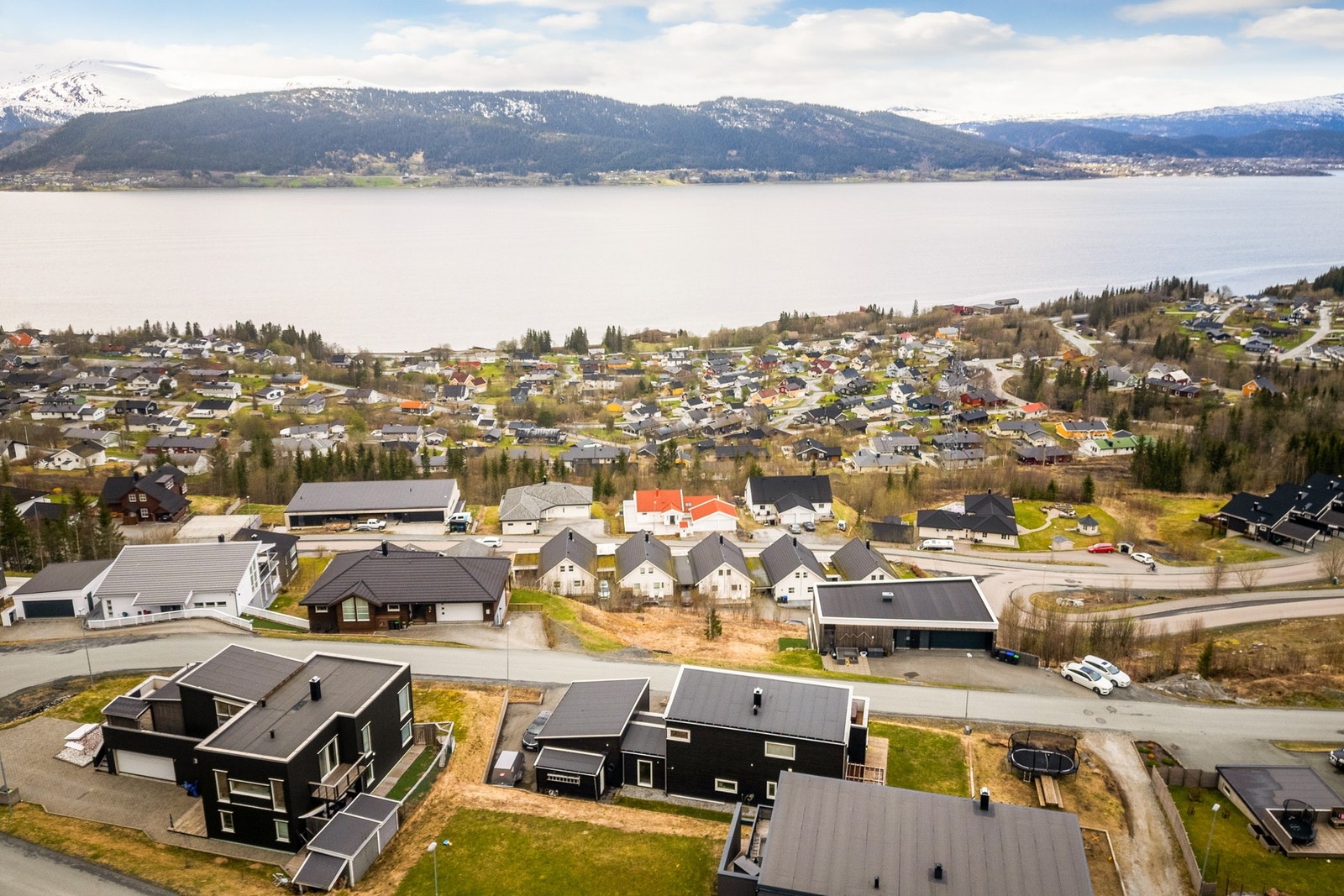 Nå har du mulighet til å sikre deg en av de siste tomtene i et svært populært og ettertraktet boligområde. Galleribilde