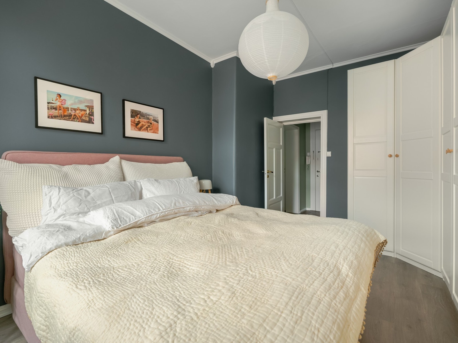 Rommet er malt i en tidløs og fin fargetone. Galleribilde