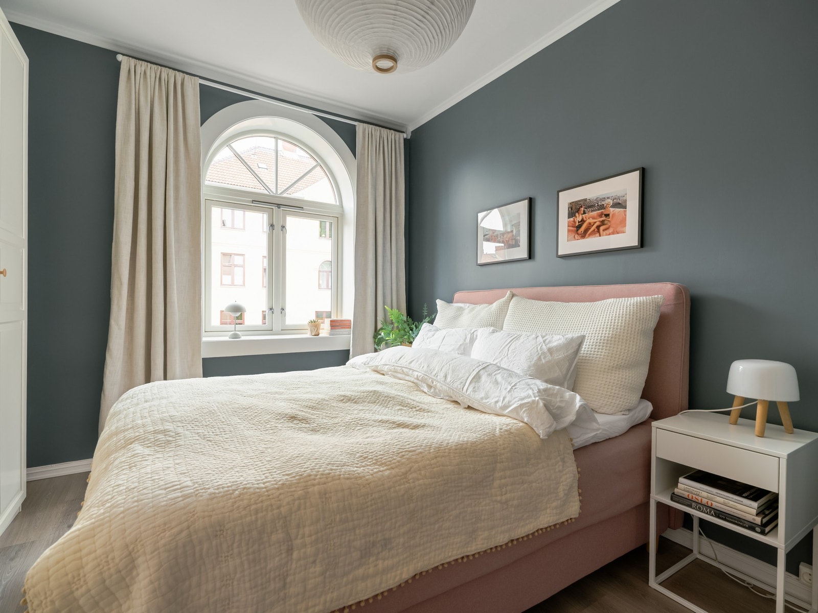 Det er rikelig med plass til både dobbeltseng og nattbord på hver side. Galleribilde