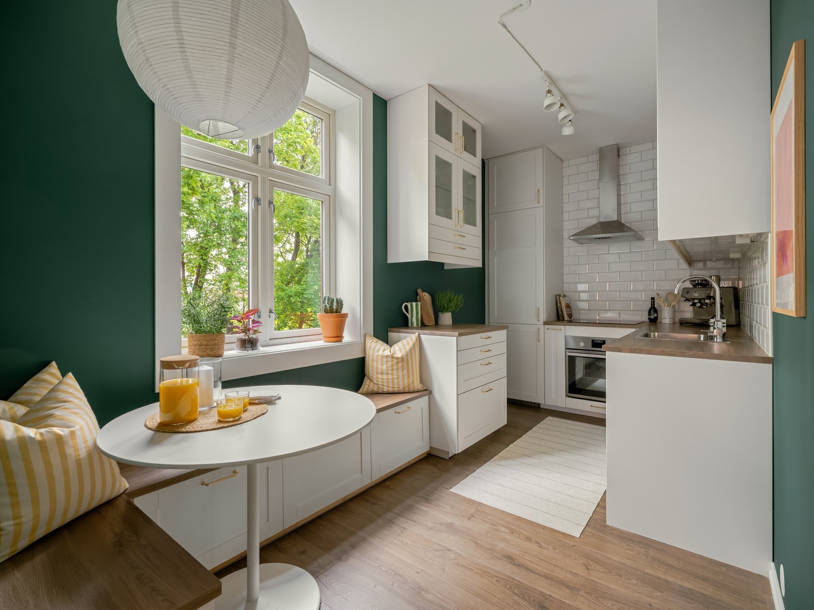 Dette er virkelig en unik 2-roms på Sagene. Borettslaget er både populært og veldrevet, og nærmeste nabo er Vøienvolden gård. Galleribilde