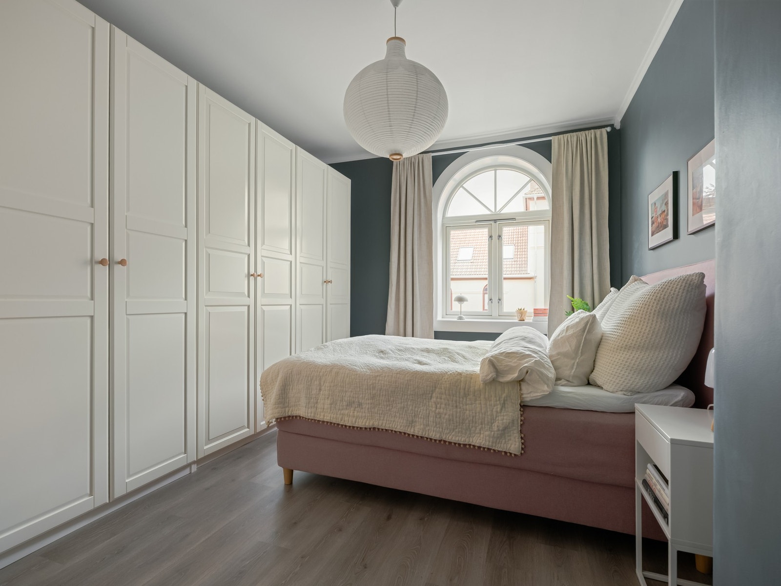 Soverommet er både romslig og innbydende. Her finner vi tilsvarende vindu som i stuen, med karakteristisk bue. Galleribilde