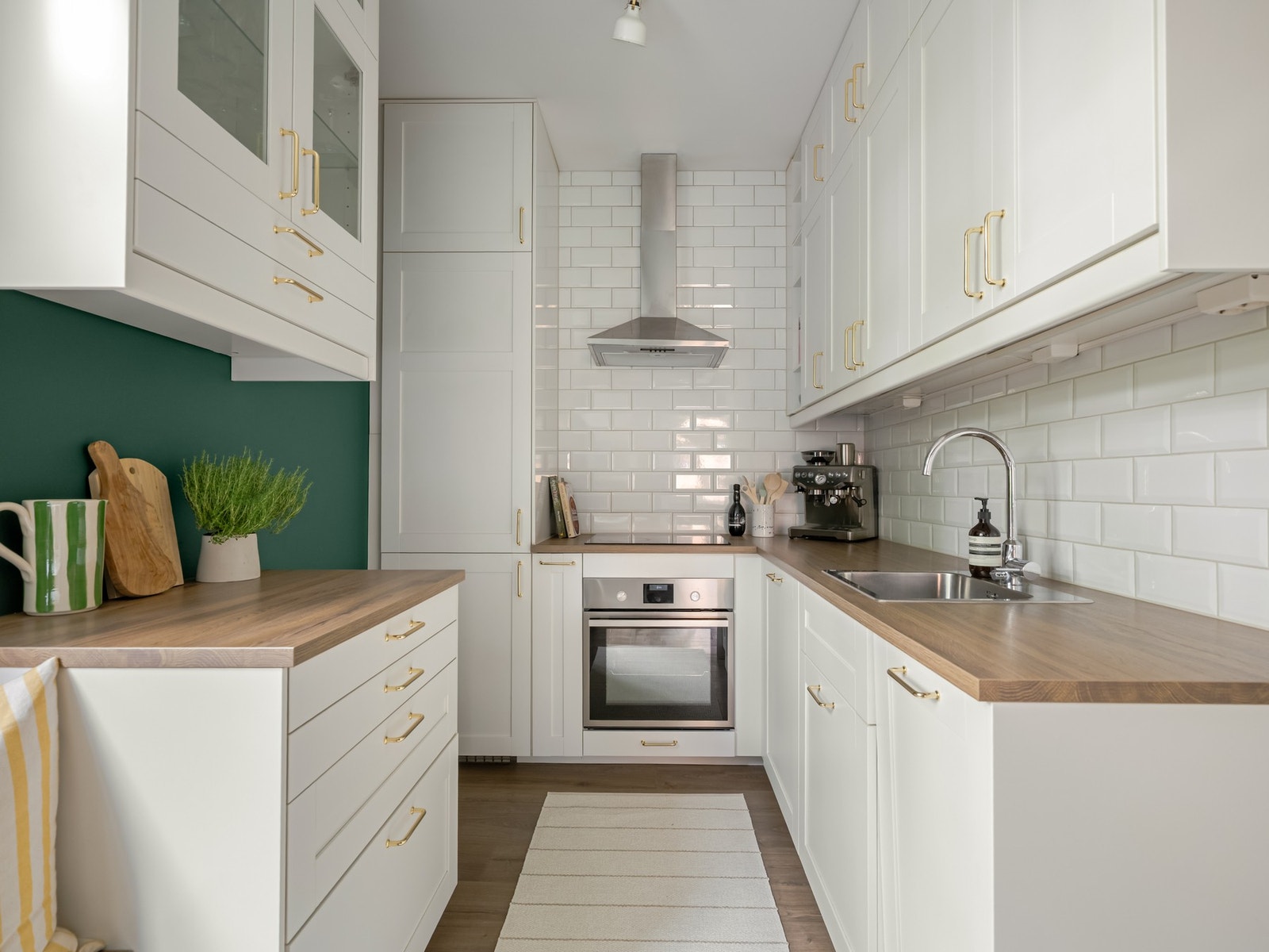 Kjøkkenet var nytt i 2017, og består av profilerte fronter og god skap- og benkplass. Galleribilde