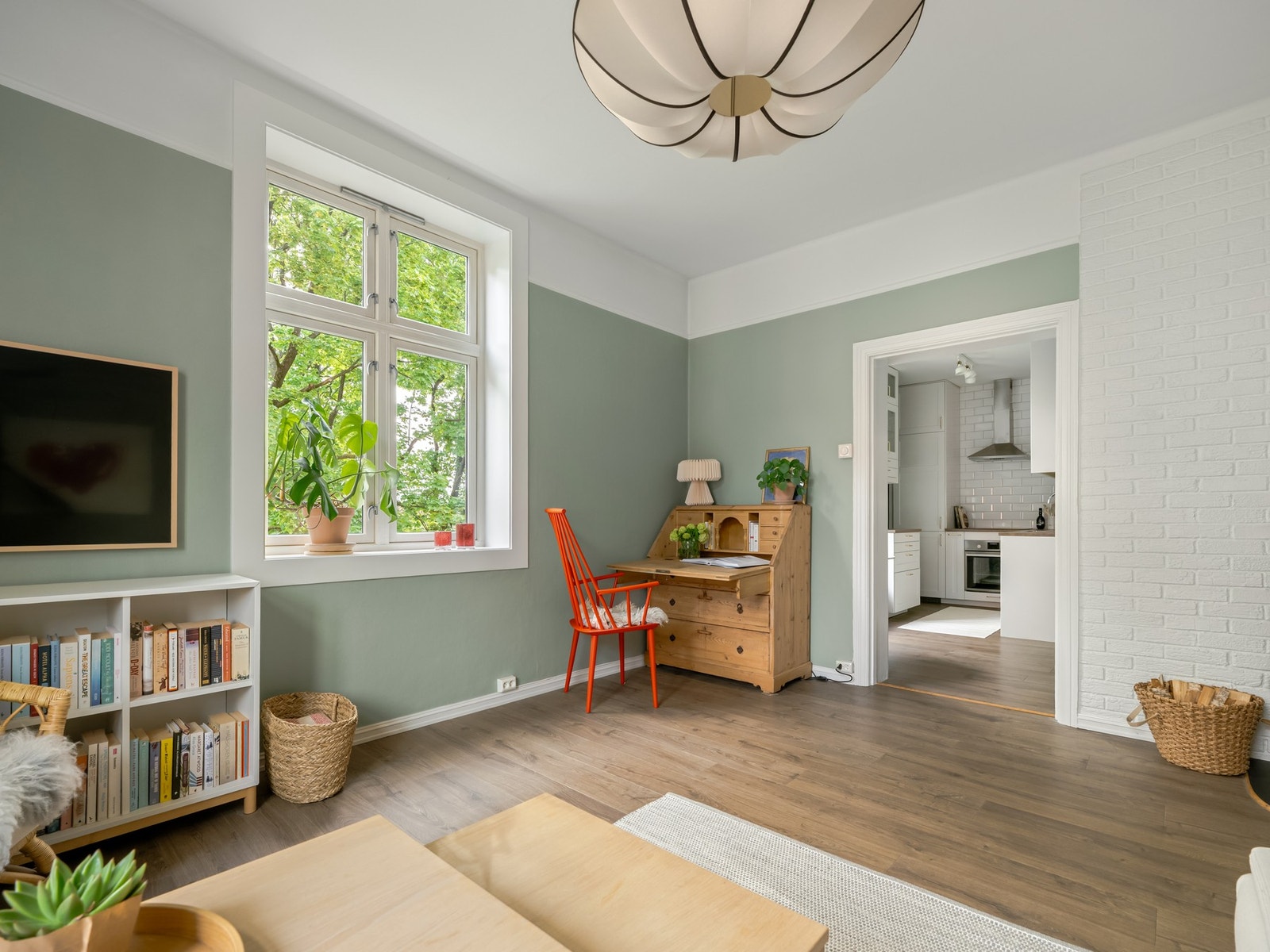 Herfra ser du rett ut mot Vøienvolden gård. Gulvet er belagt med Pergo laminat, som var nytt i 2017. Galleribilde