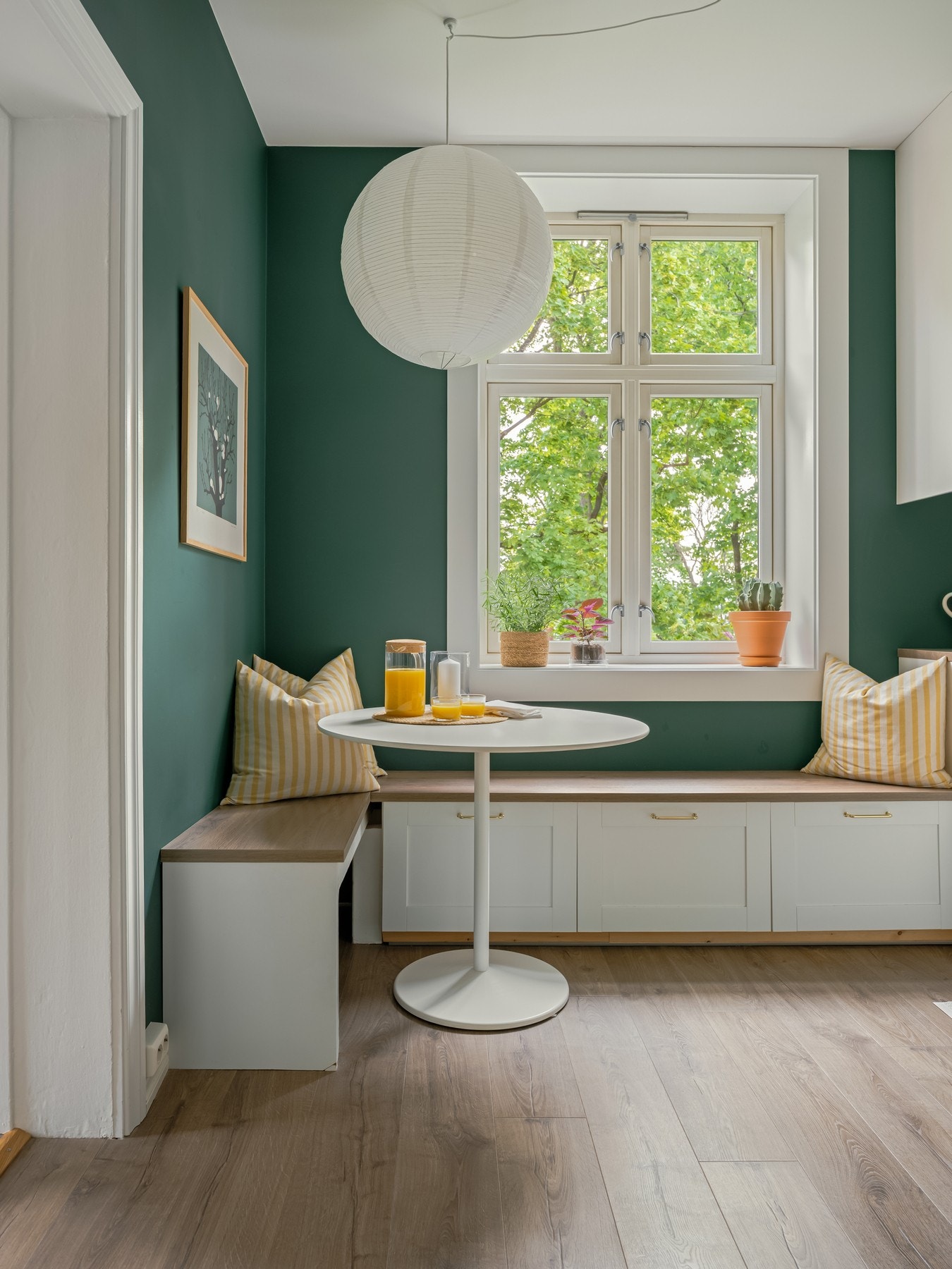 Det er bra med lagringsplass i plassbygget sittebenk, som er en fin forlengelse av kjøkkenet. Galleribilde