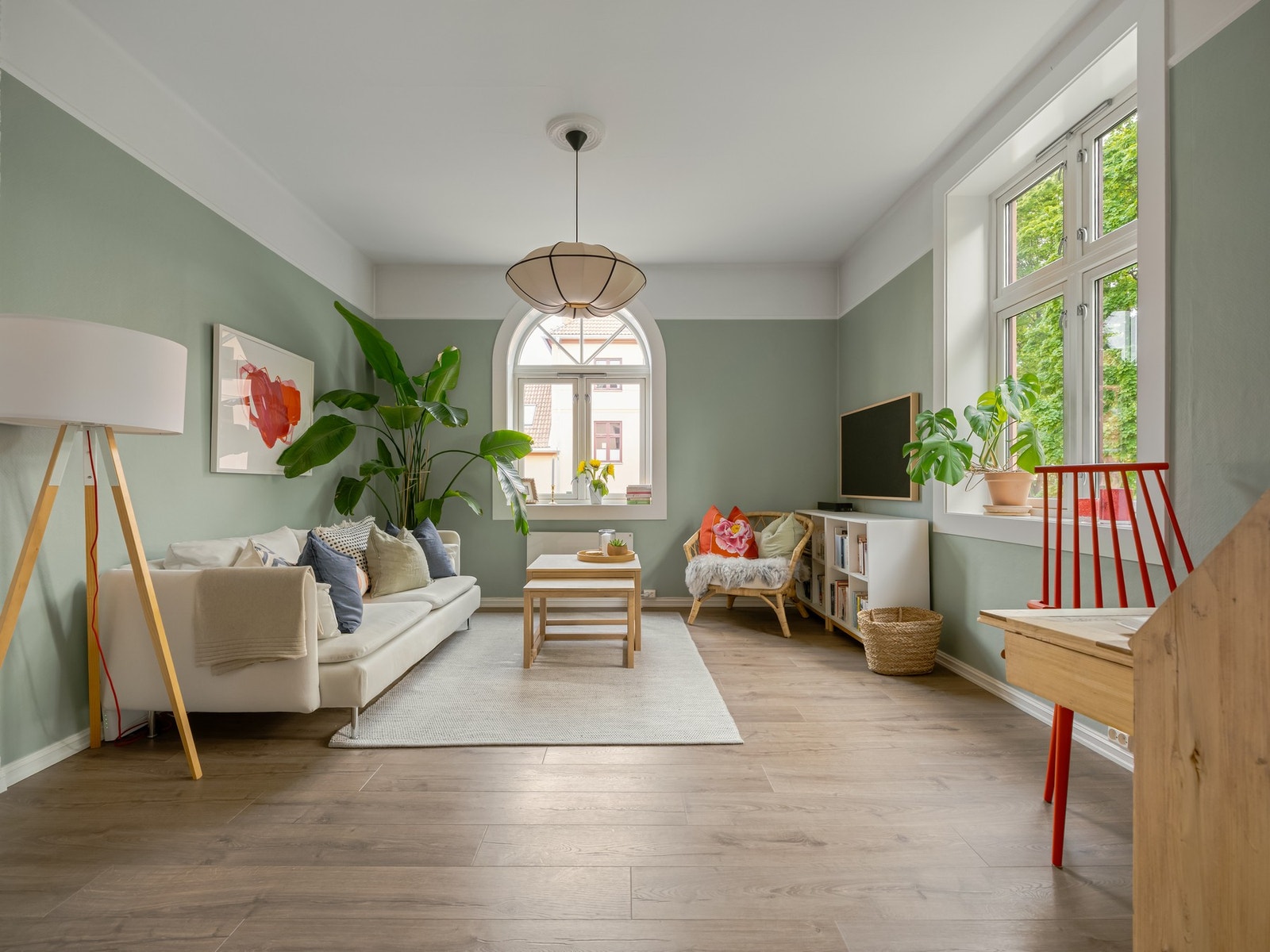 Vi fortsetter i den store stuen, som også er leilighetens foretrukne oppholdsrom. Her kommer dagslyset inn fra to himmelretninger. Galleribilde