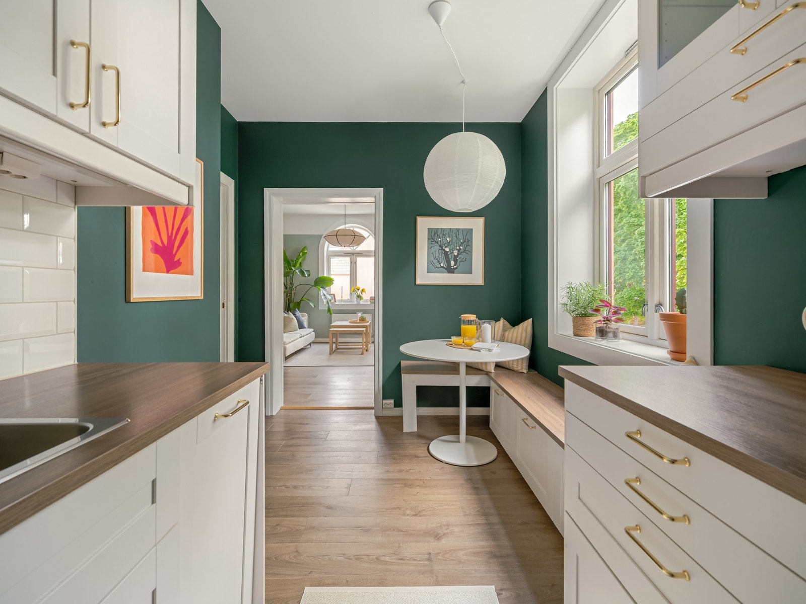 Her er det bra med plass til spisebord ved det store vinduet. Galleribilde