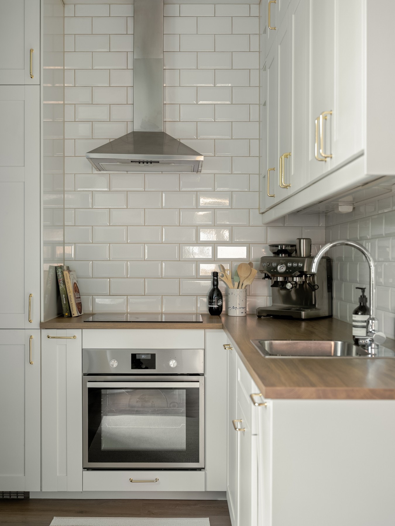 Hvitevarer er integrert, og består av stekeovn, koketopp, oppvaskmaskin og kjøl-/fryseskap. Galleribilde