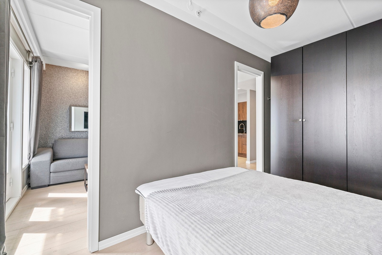 Hovedsoverommet er innbydende med plass til dobbeltseng og nattbord. Galleribilde