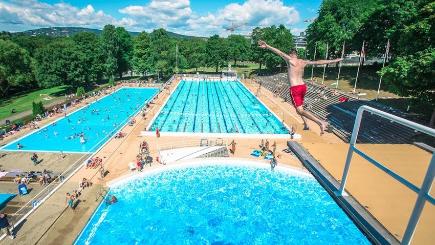 Hva med et morgenstup? Frognerbadet ligger der og frister 300m fra boligen... BIlde: Oslo kommune Galleribilde