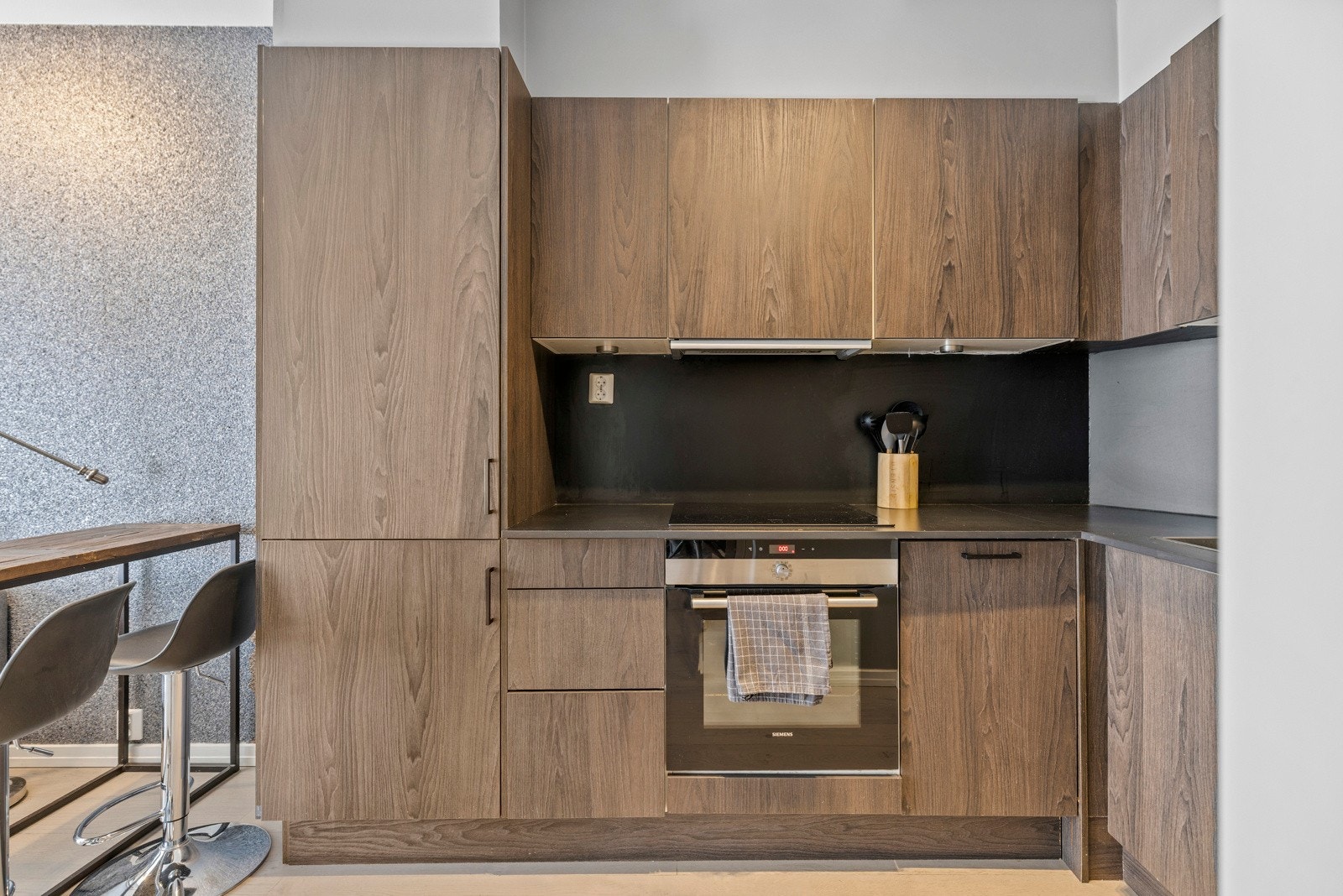 Integrerte hvitevarer som platetopp, stekeovn, oppvaskmaskin og kjøl/frys. Galleribilde