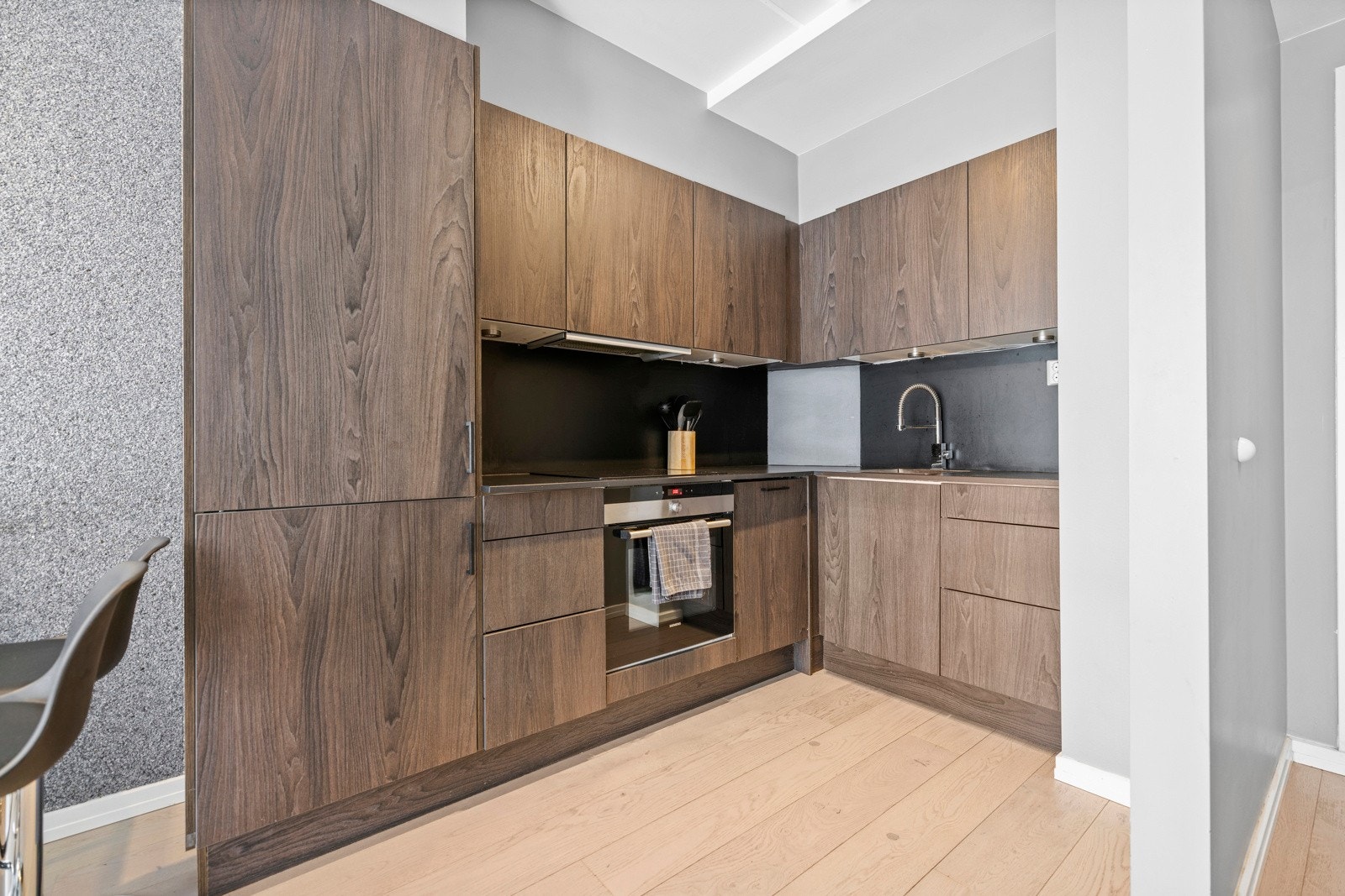 Laminert benkeplate med nedfelt oppvaskkum i rustfritt stål og med ett-greps blandebatteri. Galleribilde