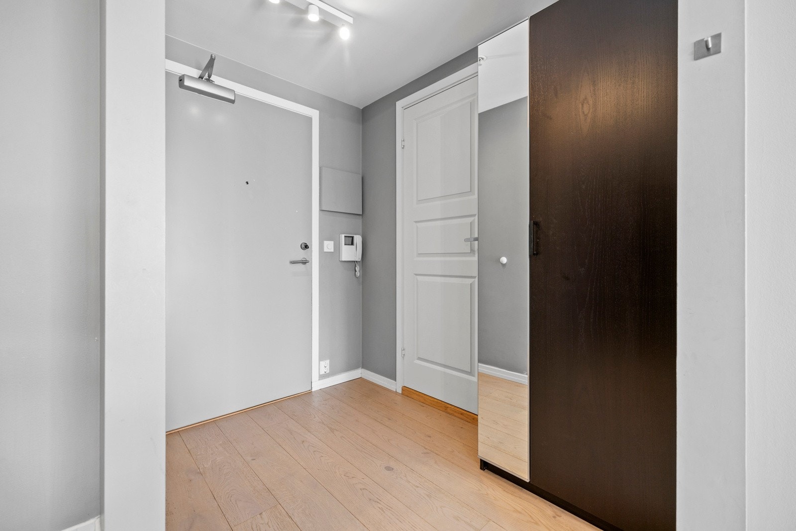 Det er dørtelefon med videobilde montert i entré. Galleribilde