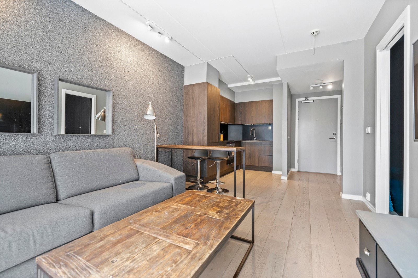 Leiligheten har en luftig, delvis åpen løsning mellom stue og kjøkken, hvor kjøkkenet ligger i en egen sone. Galleribilde