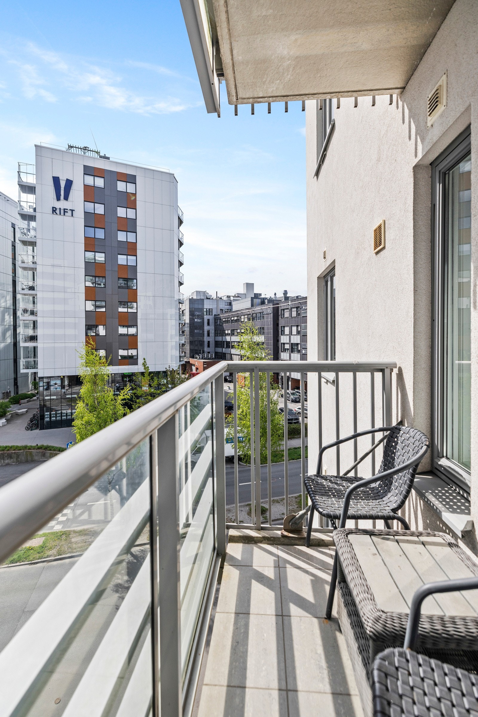 Her er det plass til utemøbler for å kunne nyte sommerdager med en god bok eller noe godt i glasset. Galleribilde