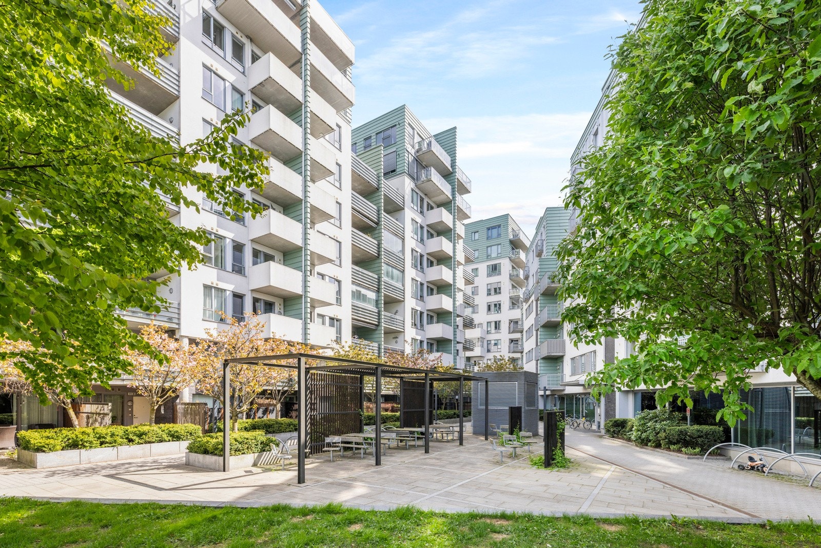 Fra boligen er det kort avstand til det meste av service- og rekreasjonstilbud. Galleribilde