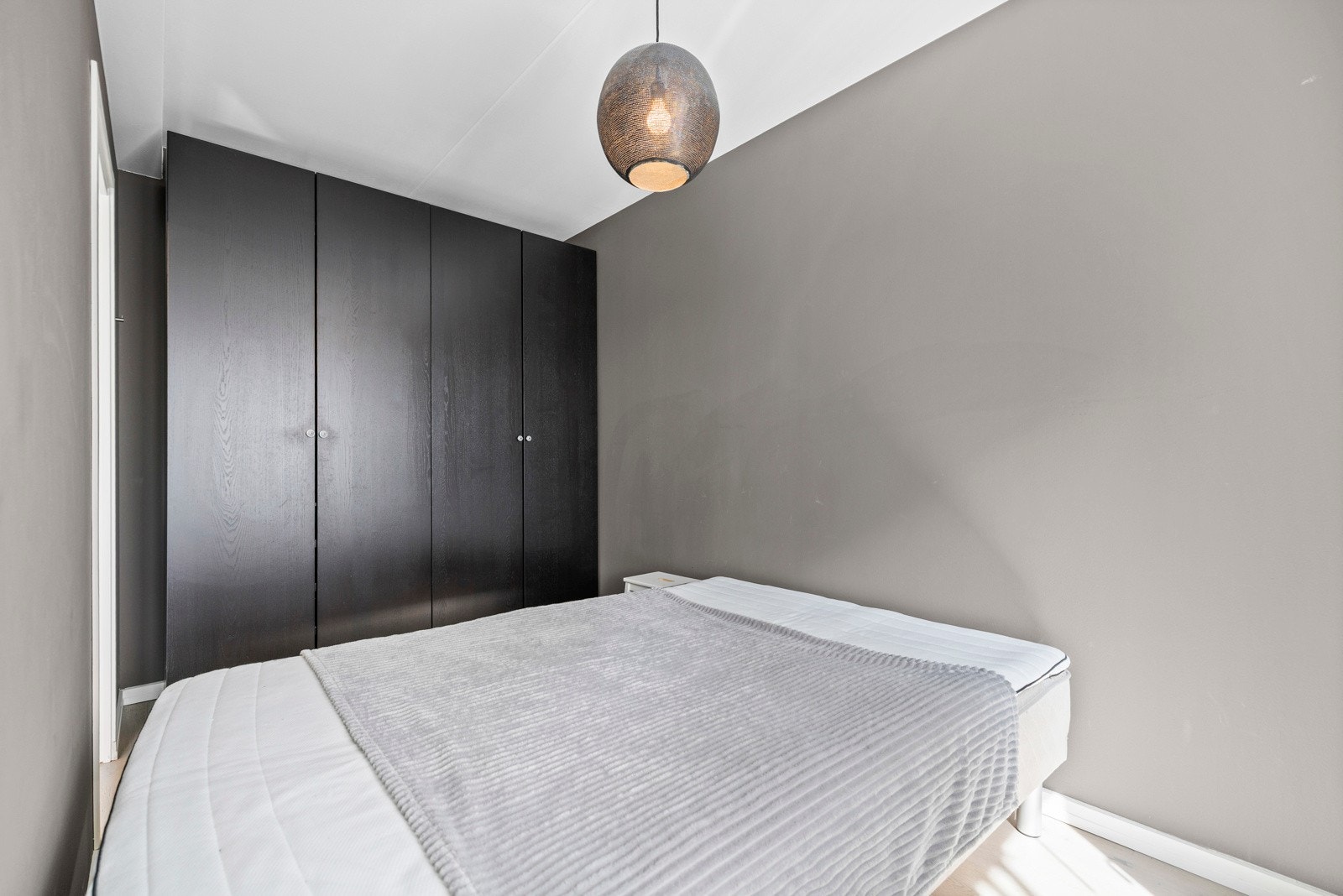 Garderobeløsning sikrer godt med oppbevaringsplass for klær og sko. Galleribilde