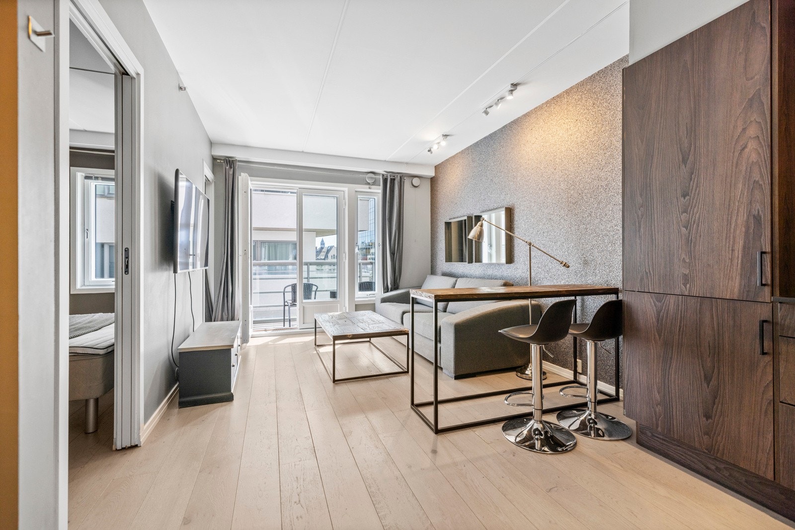 Kjøkkenet har god skapplass. Galleribilde