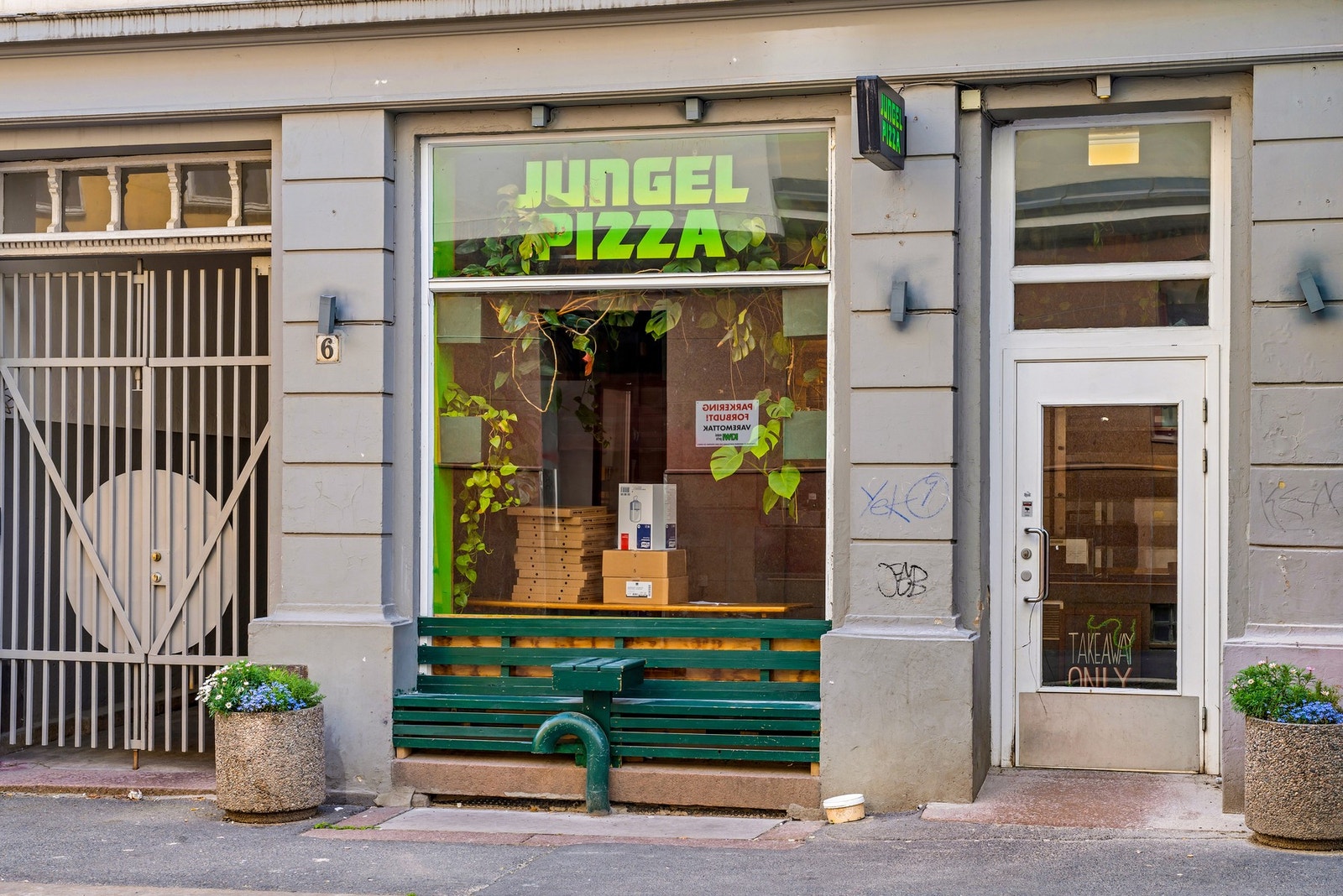 Populære Jungel Pizza ligger rett ved siden av! Galleribilde