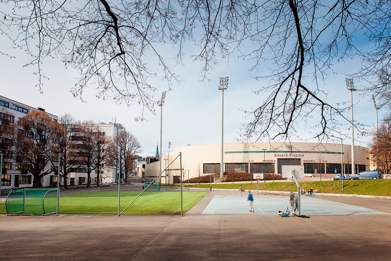 Bislett stadion er en flott trenigsarena for deg som vil løpe på bane eller bruke tribunetrappa til å gå, hoppe eller løpe deg i form. Anlegget er åpent for alle og gratis å bruke. Galleribilde