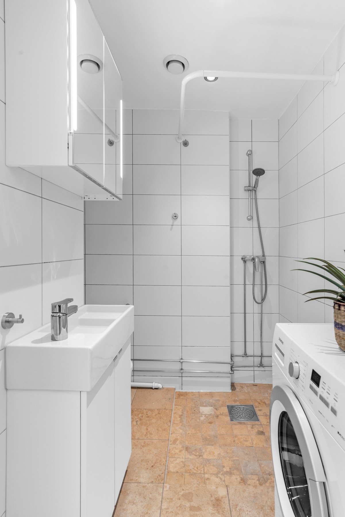 Baderom fra ombyggingsår ca. 2008. Nyere fliser på gulv med gulvvarme. Himling av malt flate med downlights. Galleribilde