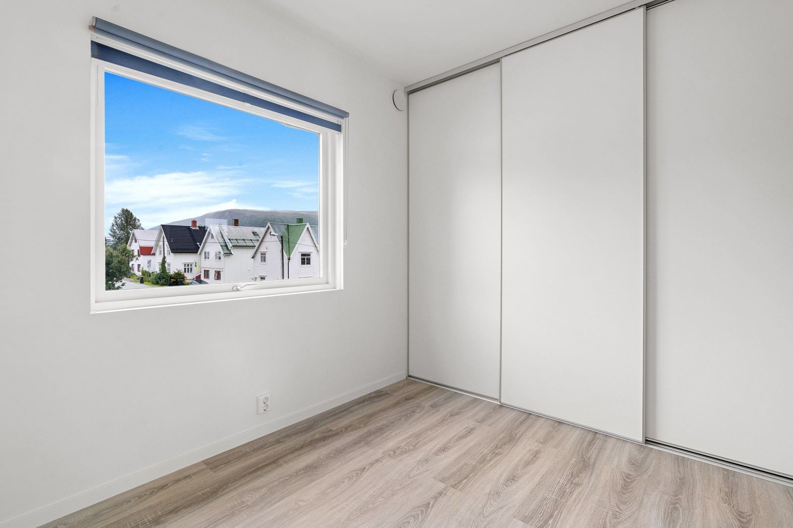 Soverom 1 har god plass til seng og rikelig med oppbevaringsplass i skyvedørsgarderobe.
