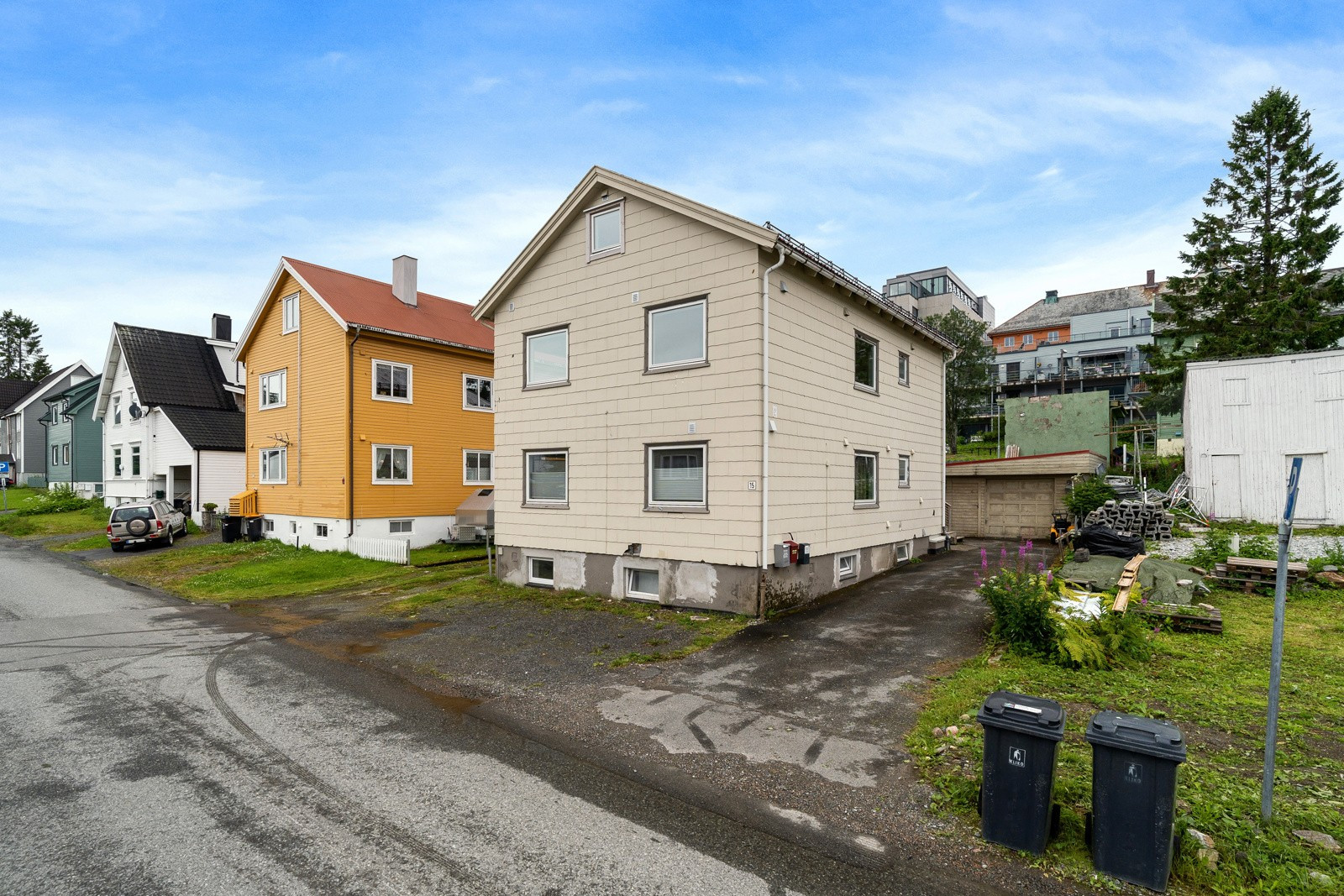 Fra leiligheten er det gangavstand sentrum med alle sentrumsfasiliteter, samt matbutikk og busstopp som er i umiddelbar nærhet.