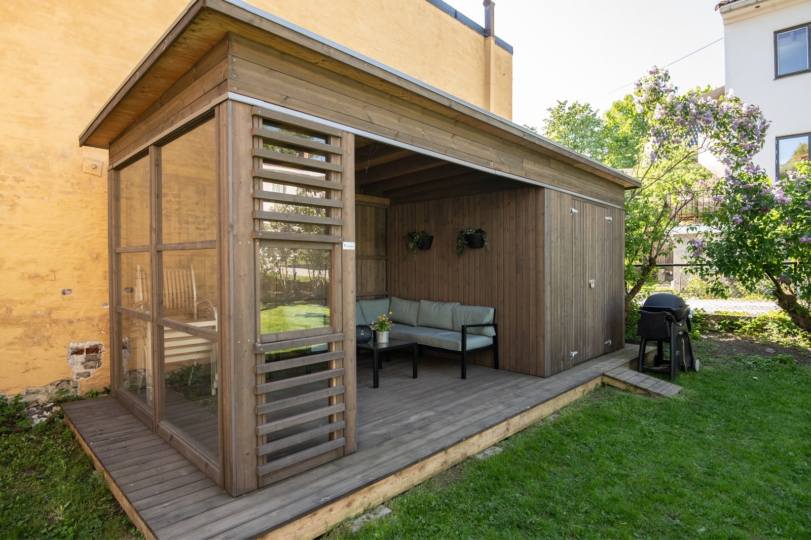 Felles hagen er pent opparbeidet av aksjelaget og byr blant annet på en hyggelig pergola - ideelt for avslapning gjennom sommerhalvåret. Galleribilde