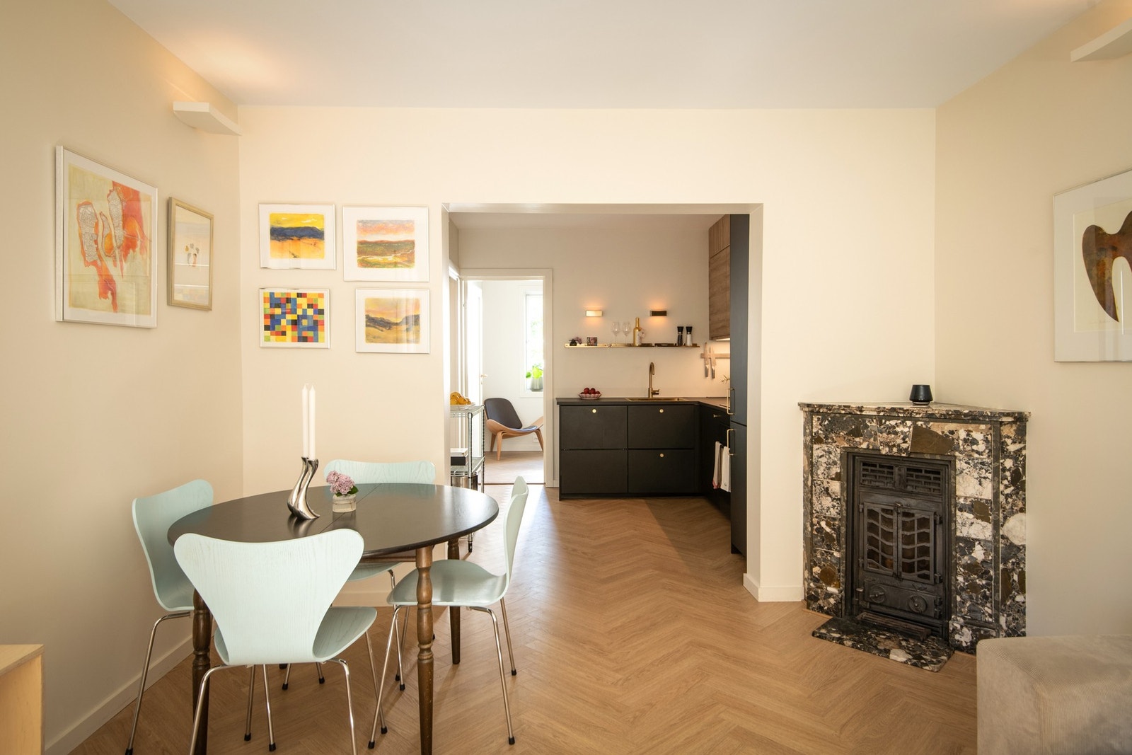 Moderne og åpen stue- og kjøkkenløsning som skaper en sosial løsning i boligen. Galleribilde