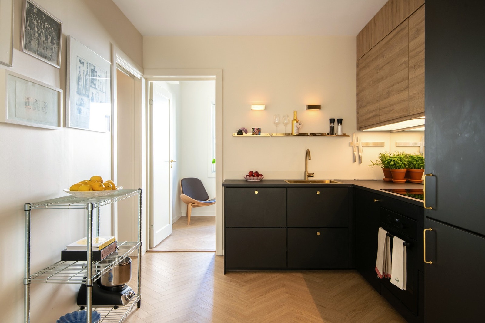 Kjøkkenet er godt utrustet med integrerte hvitevarer, inkludert komfyr, induksjonstopp, oppvaskmaskin og kombiskap. Galleribilde