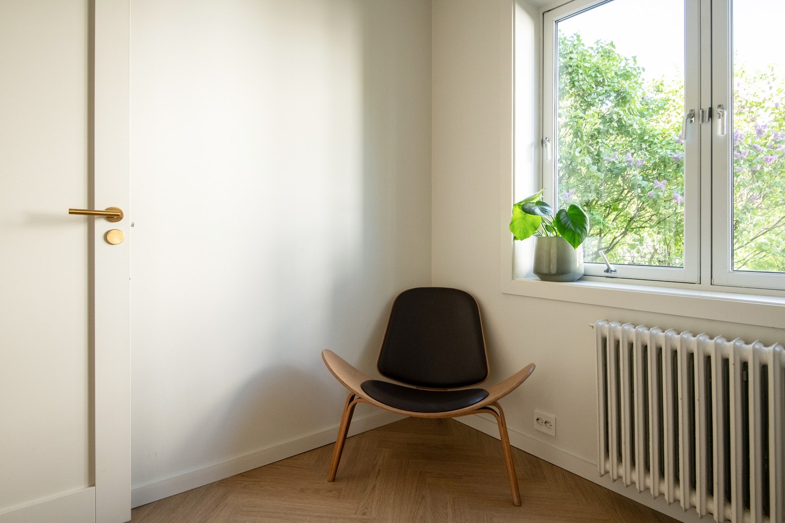 Soverommet vender ut mot rolige omgivelser og får godt med lys inn. Galleribilde