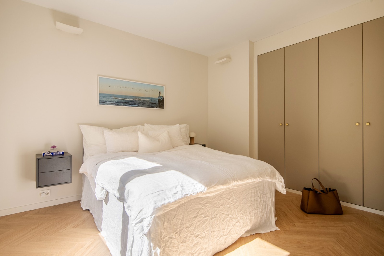 Hovedsoverommet har en gjennomført og lekker utførelse, med eksklusive detaljer som innebygde garderobeskap utstyrt med elegante messingknotter. Galleribilde