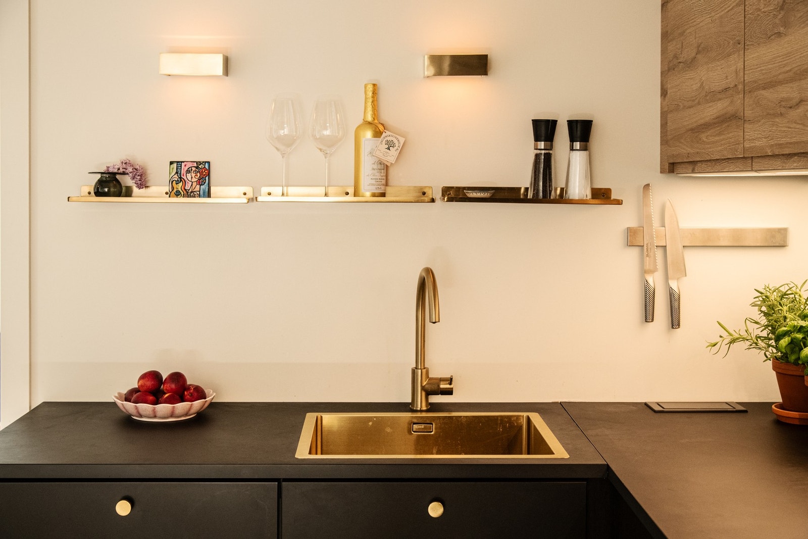 Benkeplaten er i slitesterk laminat, og er utstyrt med en metallvask i gullfarget utførelse samt matchende armatur. Galleribilde