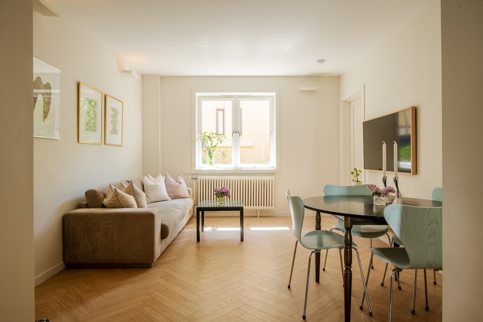 Leiligheten ble totalrenovert i 2020, hvor bl.a. elegant fiskebensgulv pryder gulvet og skaper en gjennomgående helhet. Galleribilde