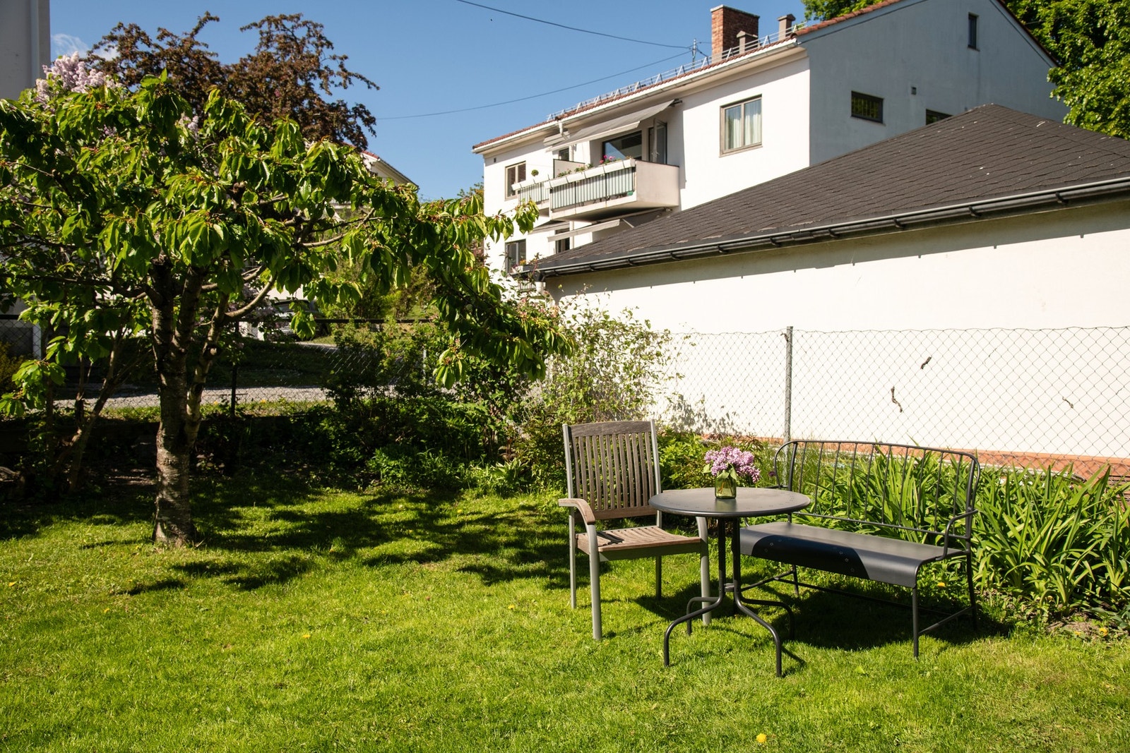 Som en sjelden bonus har boligen tilgang til stor og grønn hage - en oase midt i byen! Galleribilde