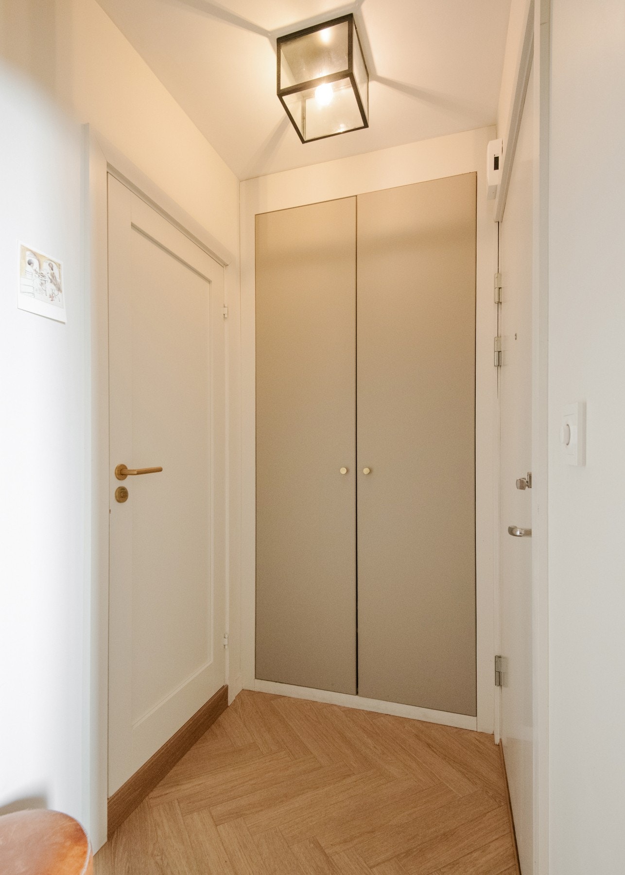 Vel innenfor inngangsdøren møtes du av en innbydende og smakfull entré som setter tonen for resten av boligen. Galleribilde