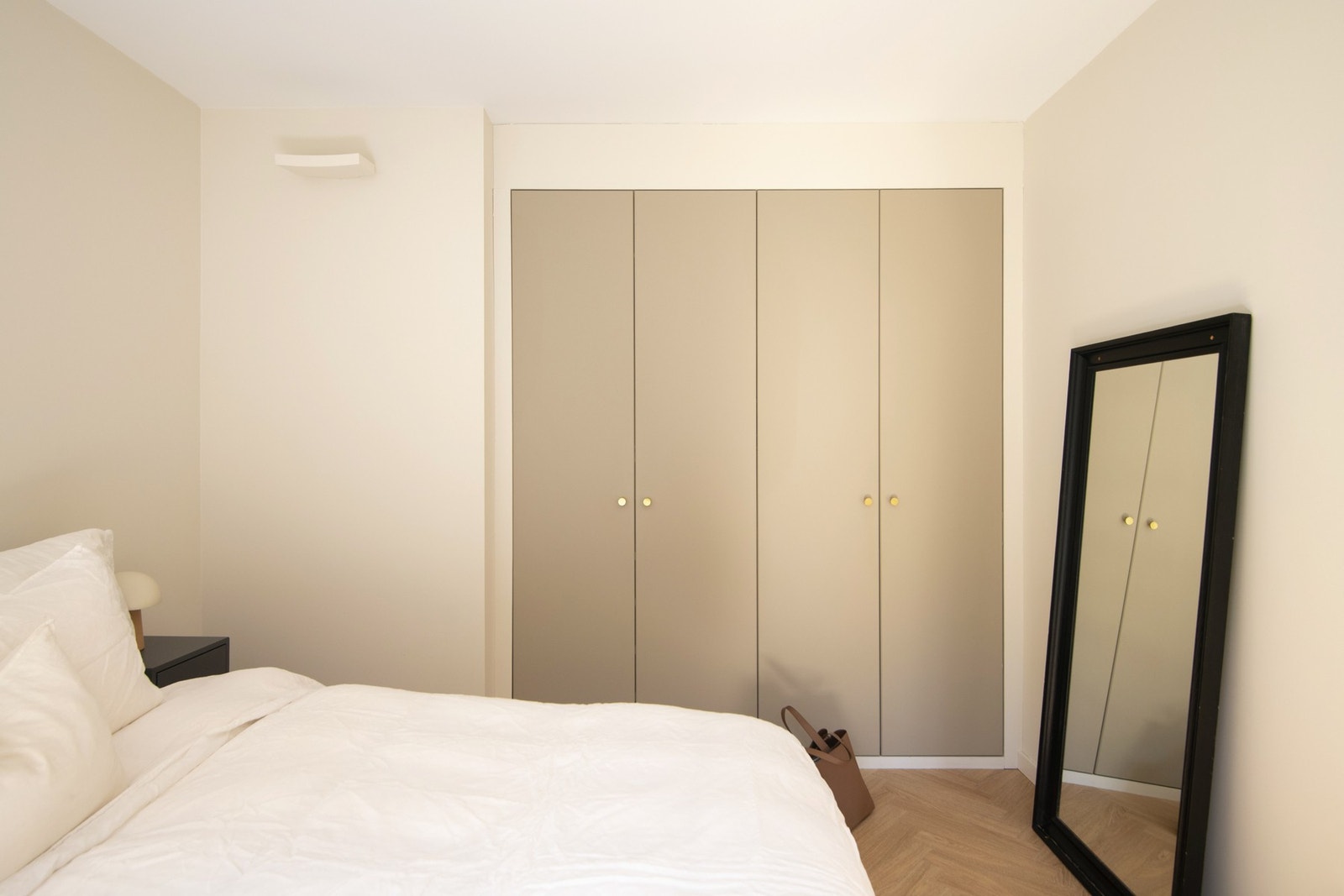 Hovedsoverommet har godt med oppbevaringsplass og et sofistikert uttrykk. Galleribilde