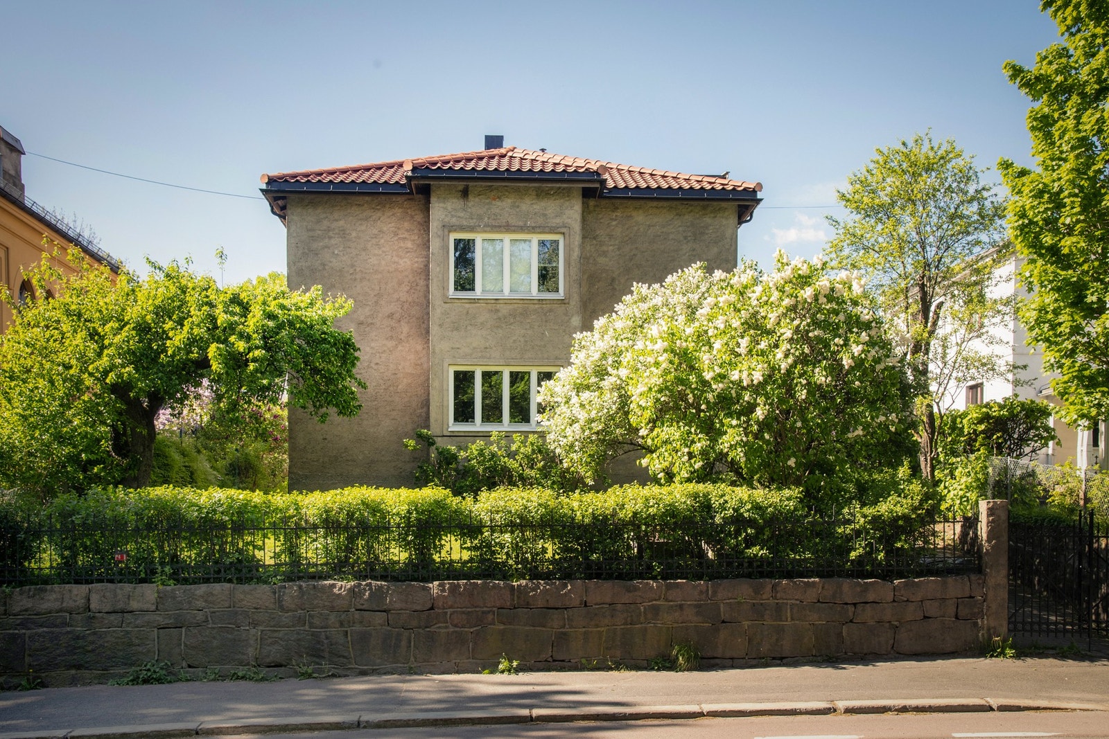 Dette er en rålekker og tiltalende 3-roms beliggende i et flott townhouse. Galleribilde