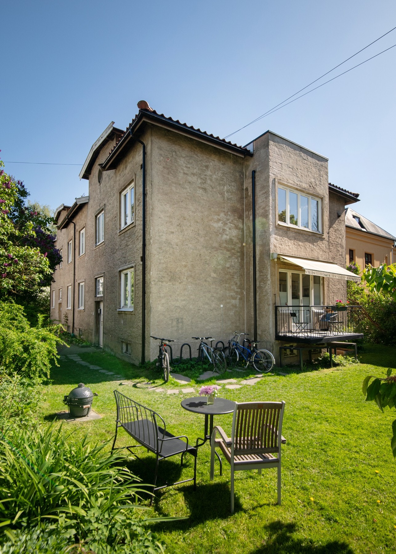 Rolige og grønne omgivelser like utenfor inngangsdøren. Galleribilde